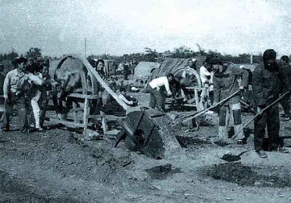 1969年濟(jì)鋼恢復(fù)生產(chǎn)時(shí)熱火朝天的勞動(dòng)場(chǎng)景_副本