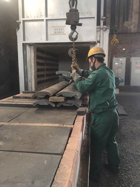 2016121投資15萬(wàn)元建成的退火爐投入使用_副本